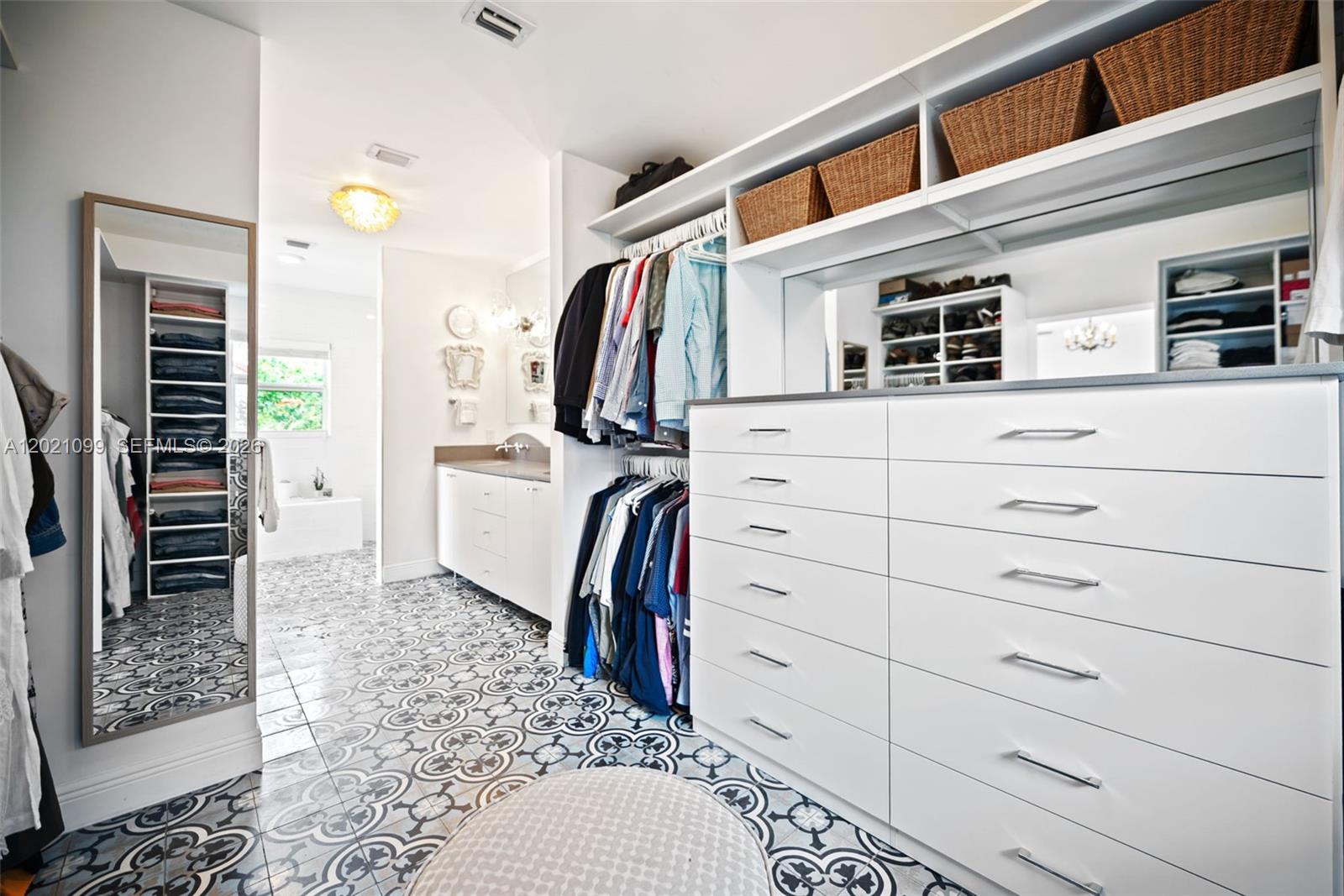 COUNTRY CLUB ESTATES SEC - Residential