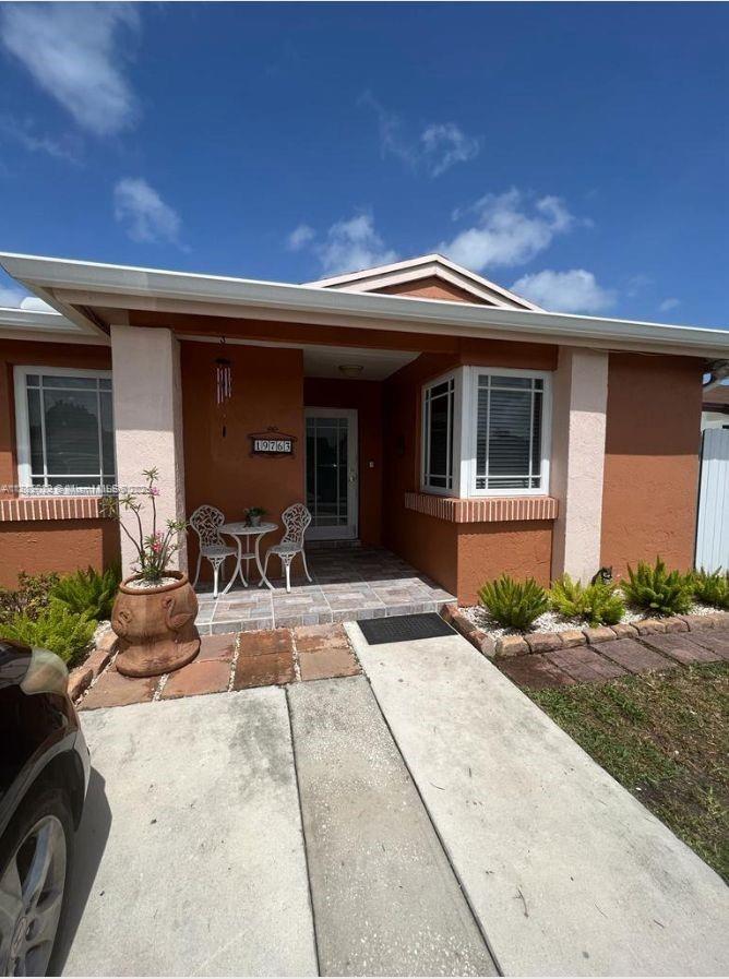 Available for rent! 3 bedrooms | 1 bathroom | Everything included – Quiet, family-friendly location.
Enjoy the convenience of living in a safe area with nearby schools and markets, and easy access. Water, electricity, and internet included in the price.
First and last month's rent required to move in. Deposit can be split into two payments. Easy approval, clean criminal background, and sufficient income to pay rent. No credit required. Call me if you have any questions.
