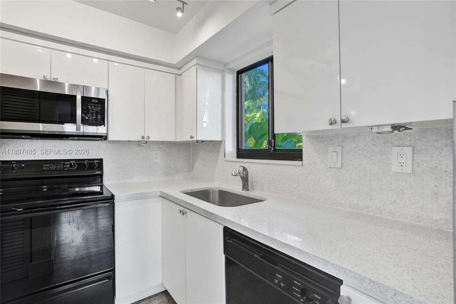 DELVISTA B CONDO - Residential