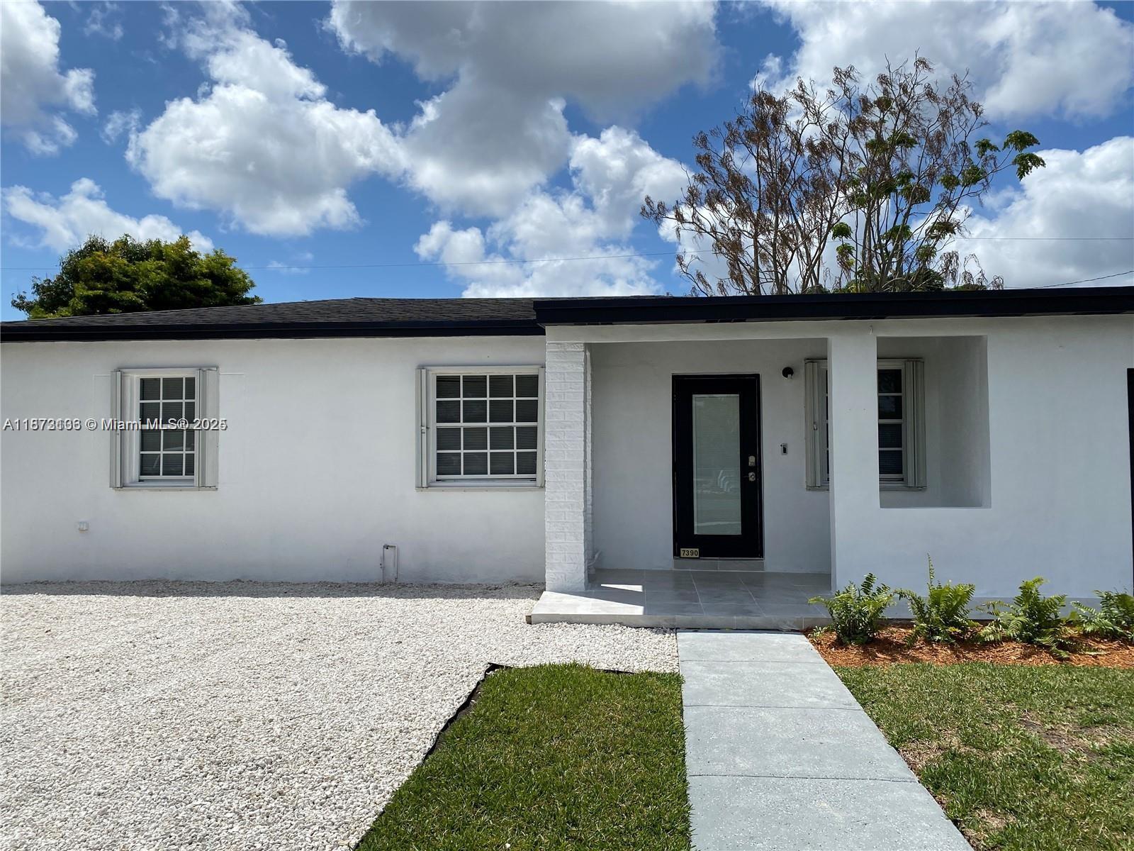 Comfortable Rear unit in Duplex. 3 Bedroom, 1 Bathroom in a Great neighborhood. Features a kitchen with washer and dryer.
