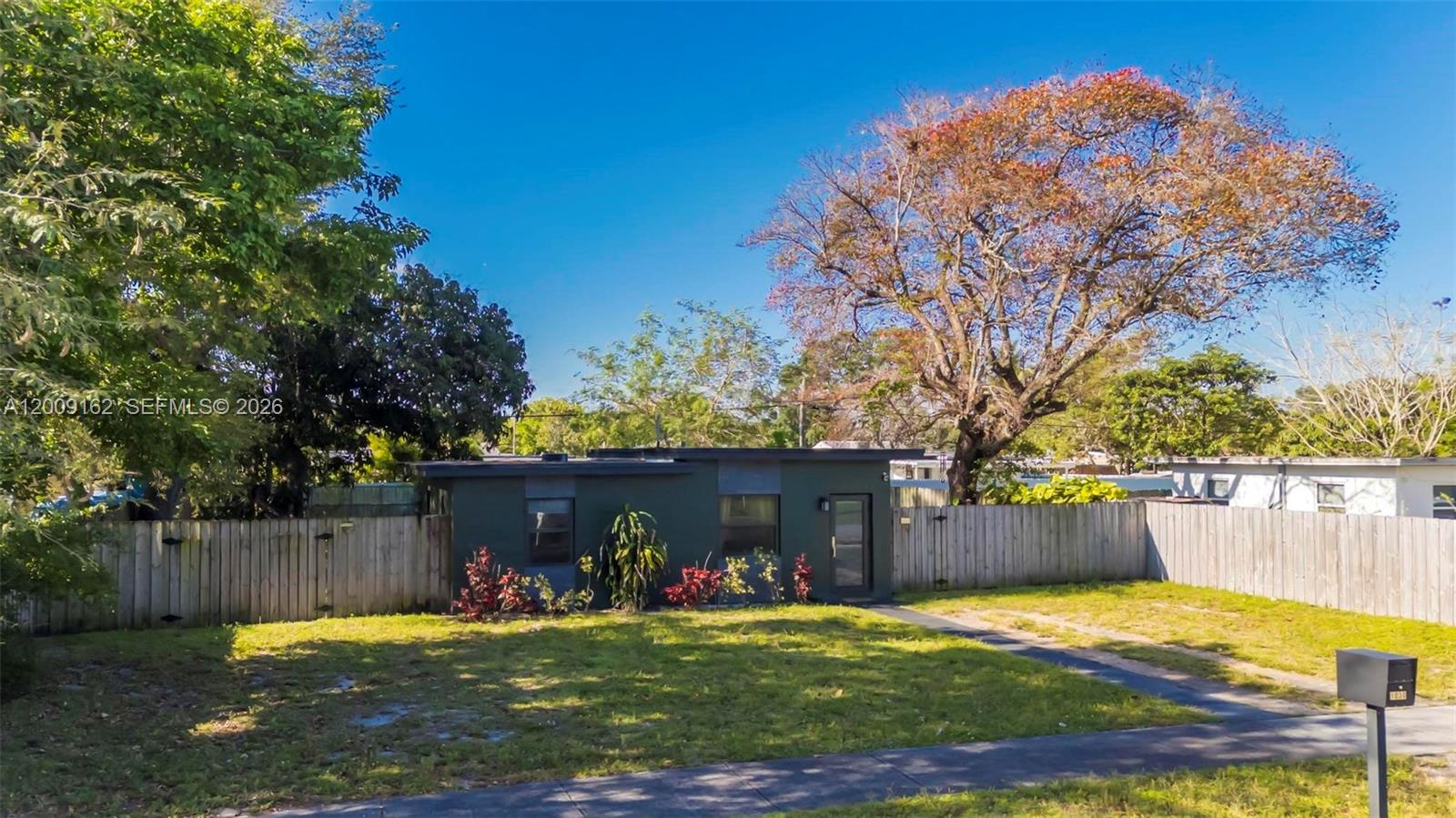 HYDE PARK MANOR - Residential
