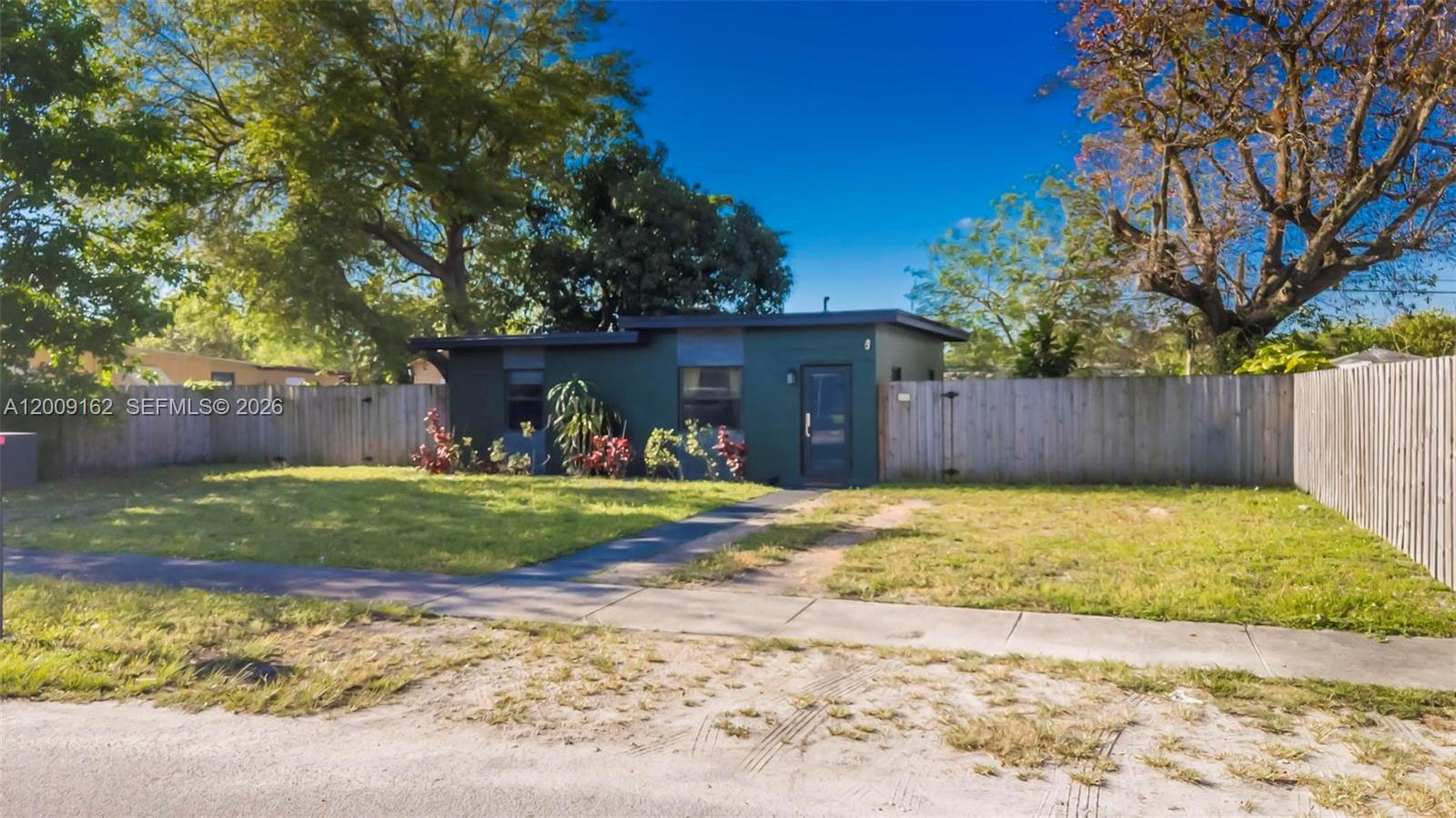 HYDE PARK MANOR - Residential