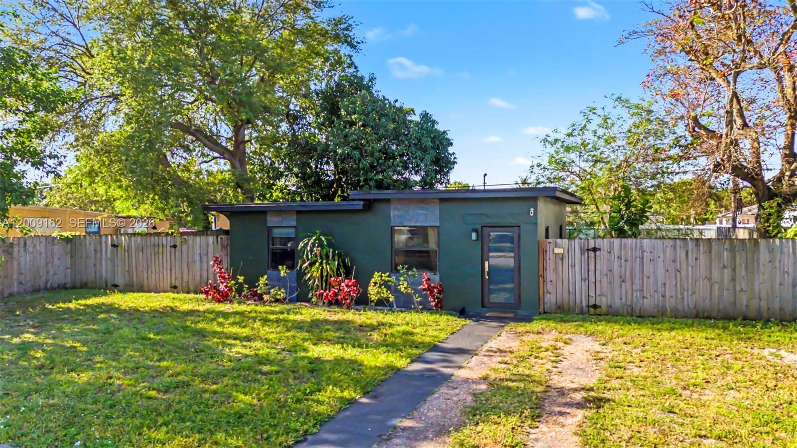 HYDE PARK MANOR - Residential