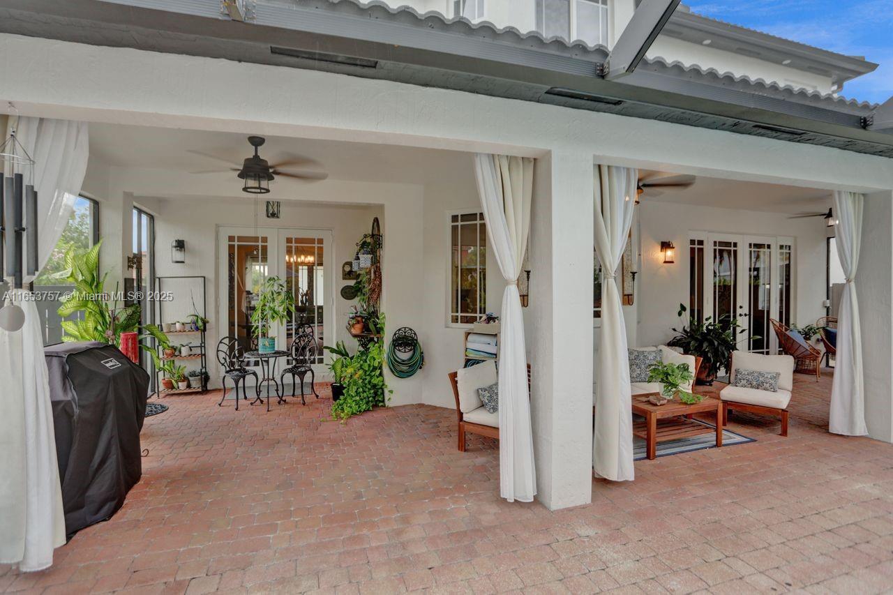 SUNSET POINTE - Residential