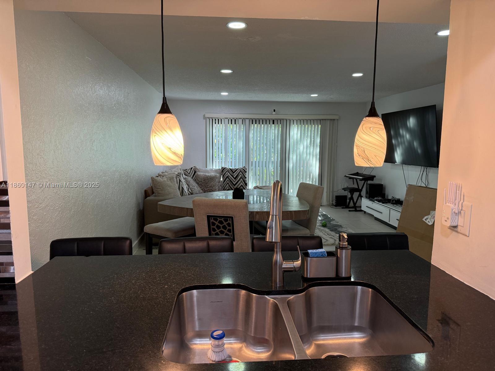 4018 Del río way