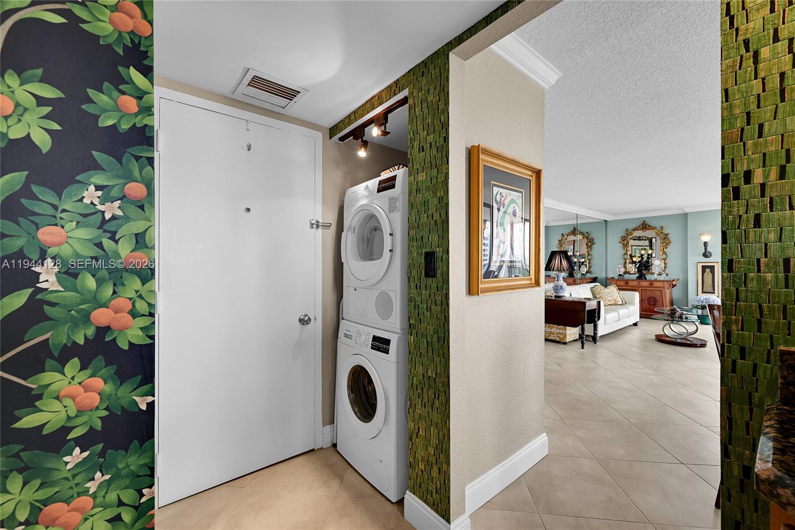 CORINTHIAN ON THE INTRACO - Residential