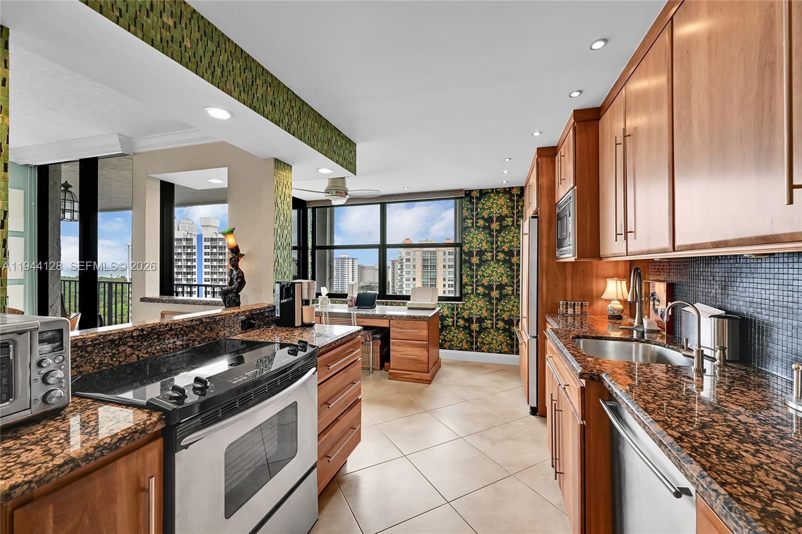 CORINTHIAN ON THE INTRACO - Residential