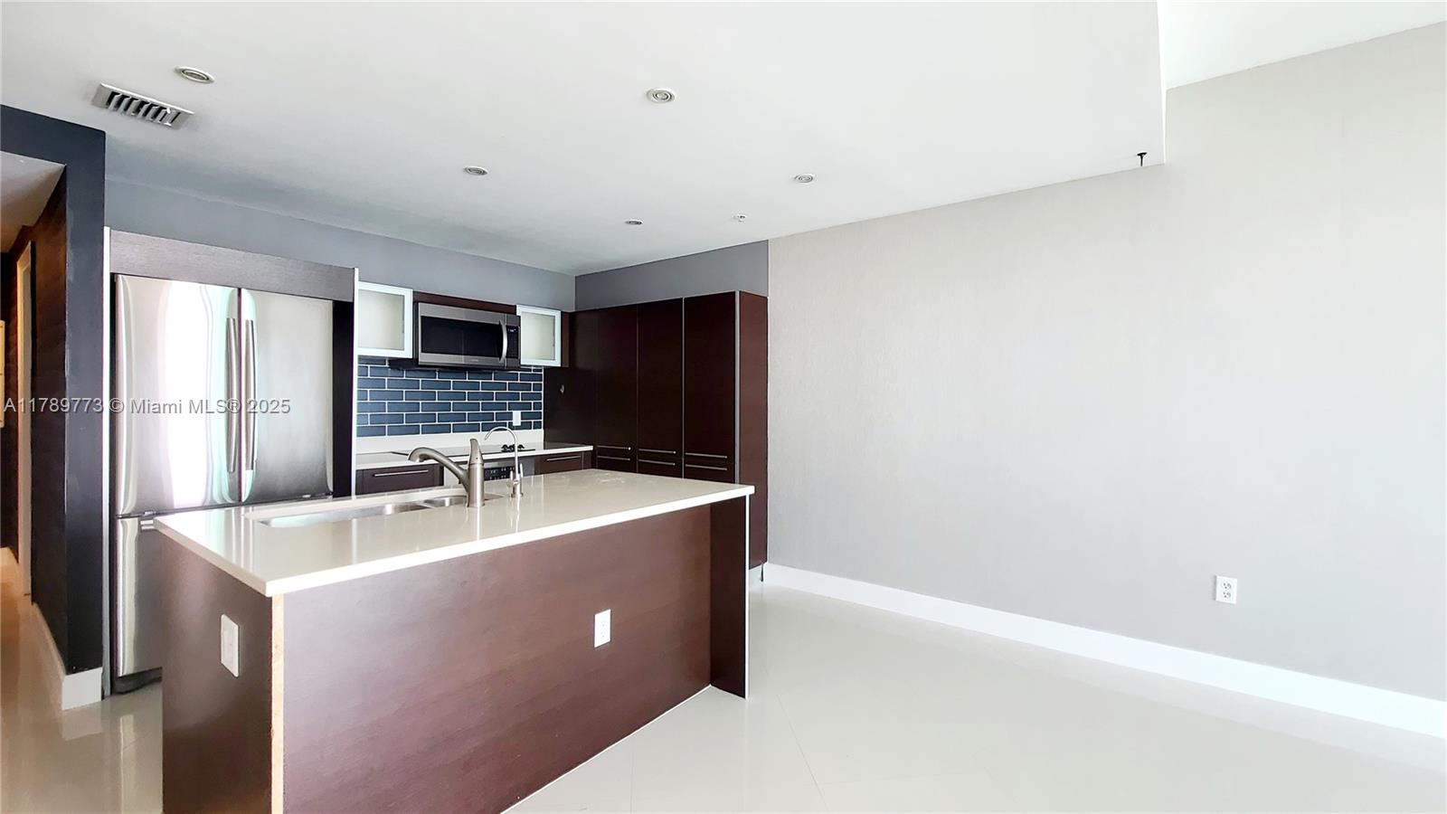 1900 N Bayshore Dr 2706