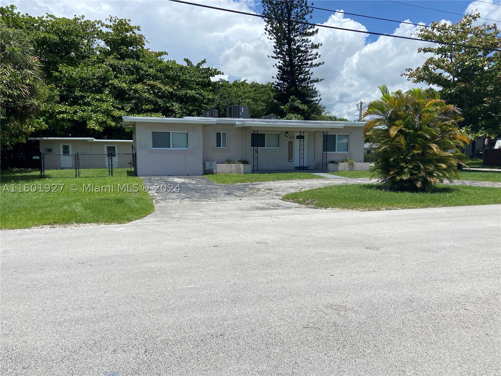 1739 SW 28th Ter