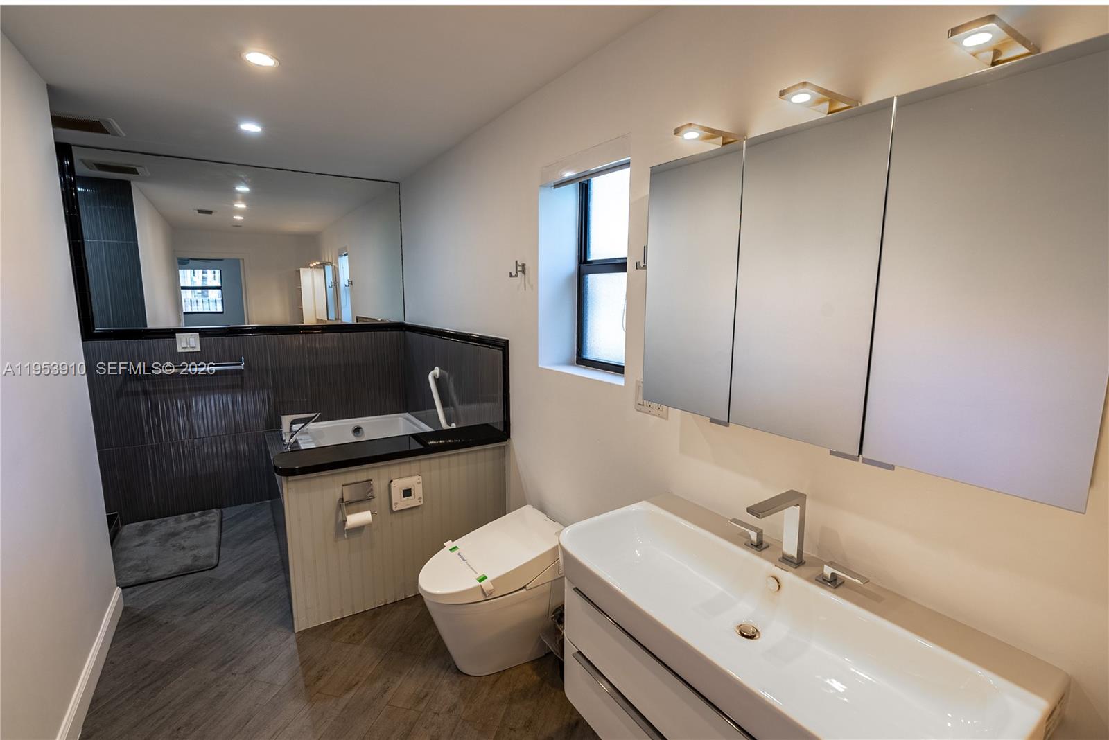 MIAMI LAKES EAGLE NEST SE - Residential