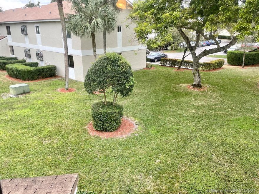 Great 2 bedrooms and 2 bathrooms in Gardens North. Second floor all carpeted. Vaulted ceilings, very bright and spacious corner unit, beautiful garden view, full size washer and dryer, pets up to 40 pounds allowed, ok to rent the first year of ownership.
Community offers pool, fitness center, tennis courts, sauna and more.