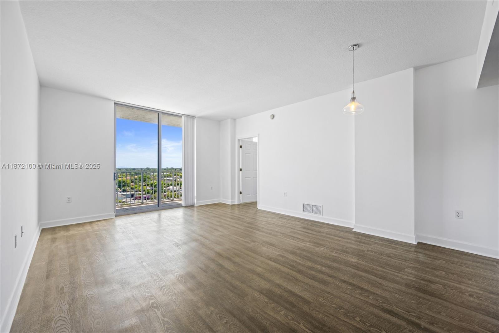 HOLLYWOOD STATION RES CON - Residential