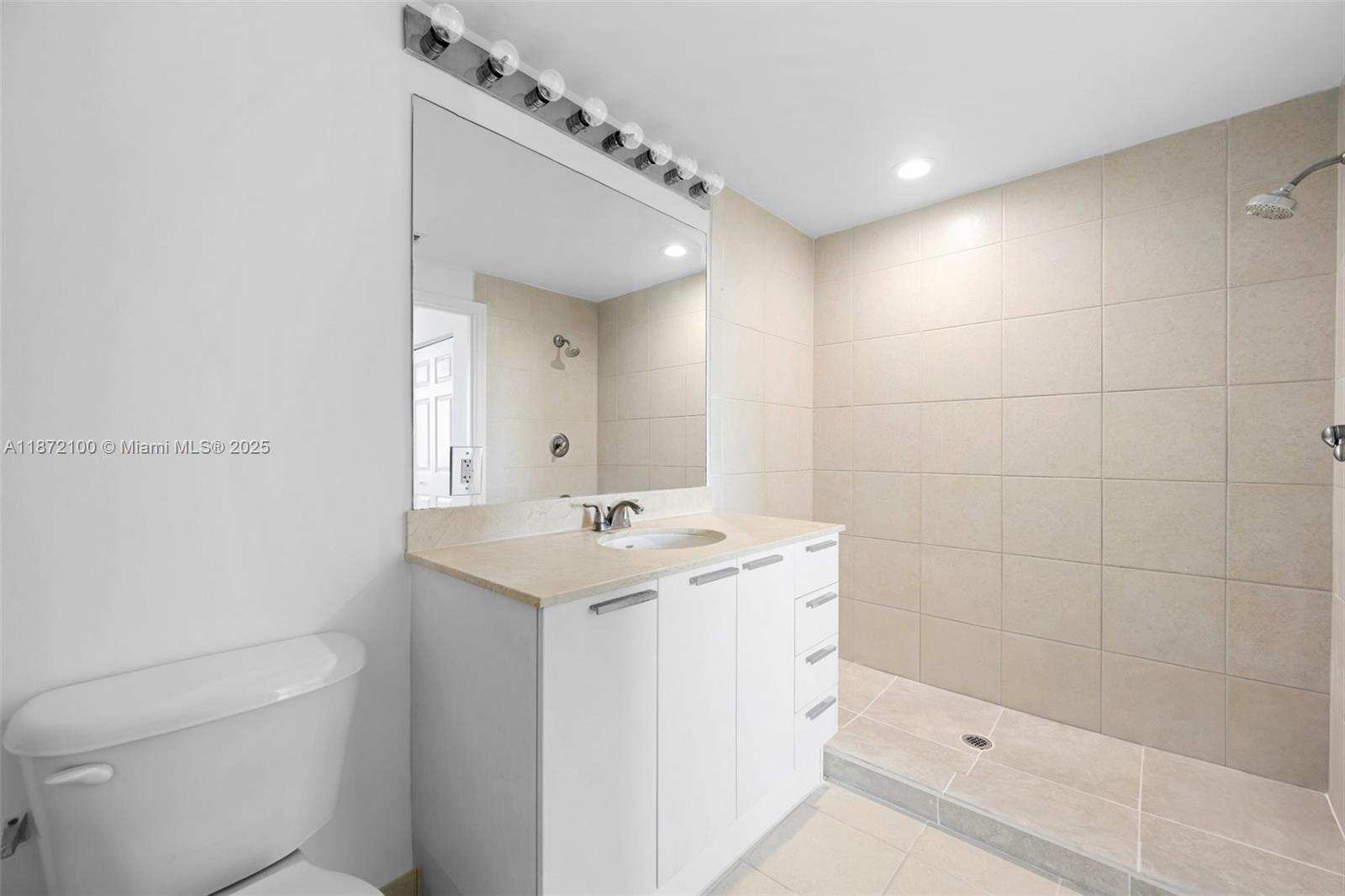 HOLLYWOOD STATION RES CON - Residential