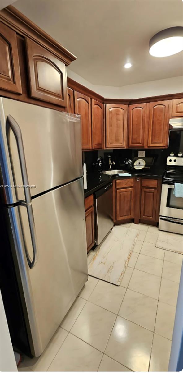 BAYVIEW TOWERS CONDO SOUT - Residential