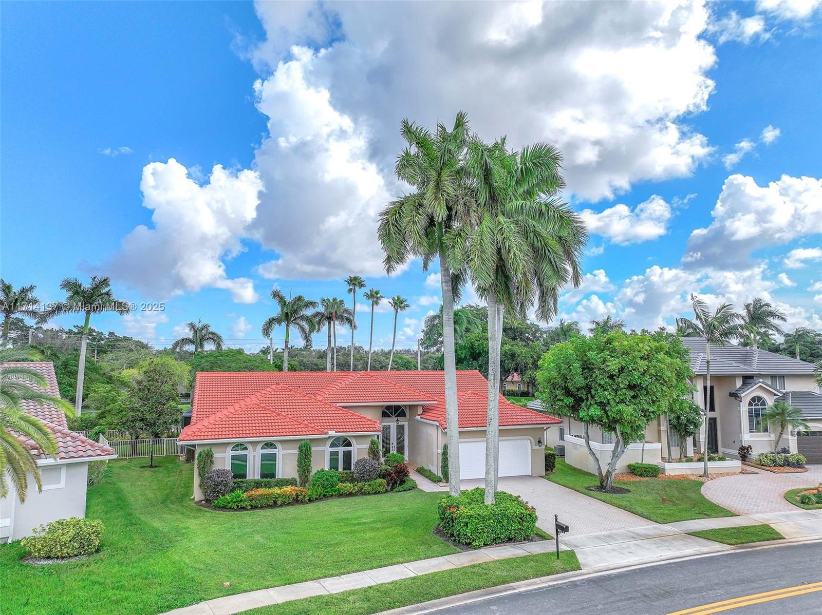 821 E Cypress Pointe Dr E