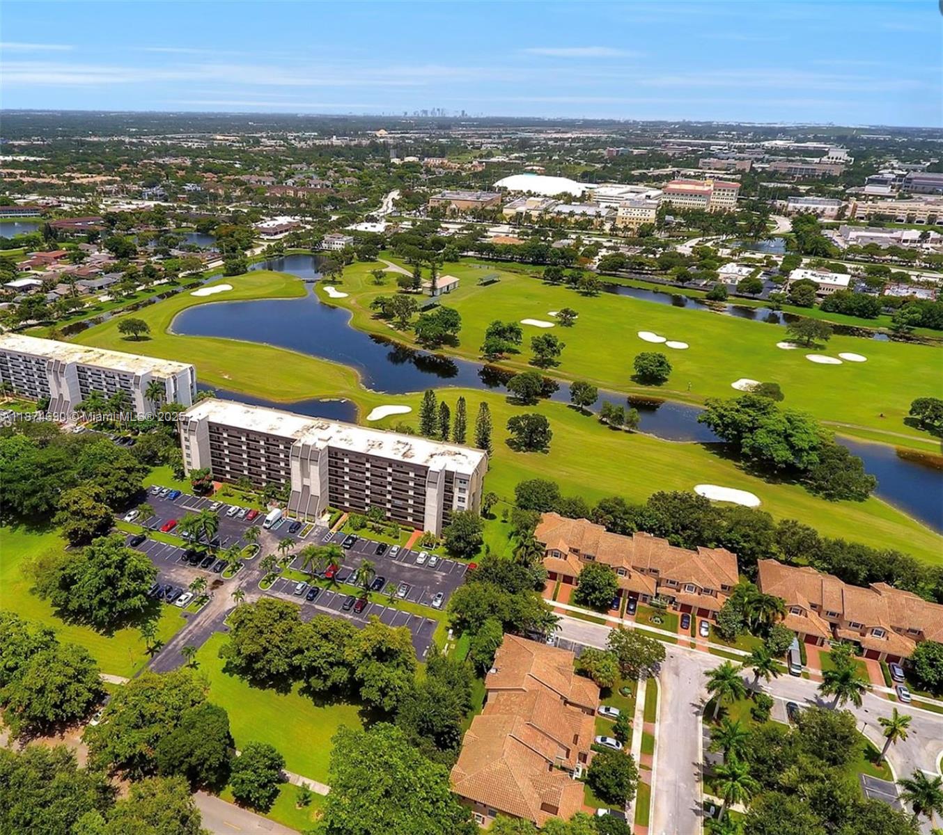 Beautiful 2 bedroom | 2 bathroom Condo, In the heart of Davie. Laundry in each floor. Community pool. Close to Nova Southeast University, Broward College, FAU, Restaurants, shopping plazas, great public schools. Must see!
Landlord offers a move-in gift card for new residents with a valid student ID—see agent for terms.
** Some photos reflect old floor. Same grey vinyl floors throughout entire unit.**