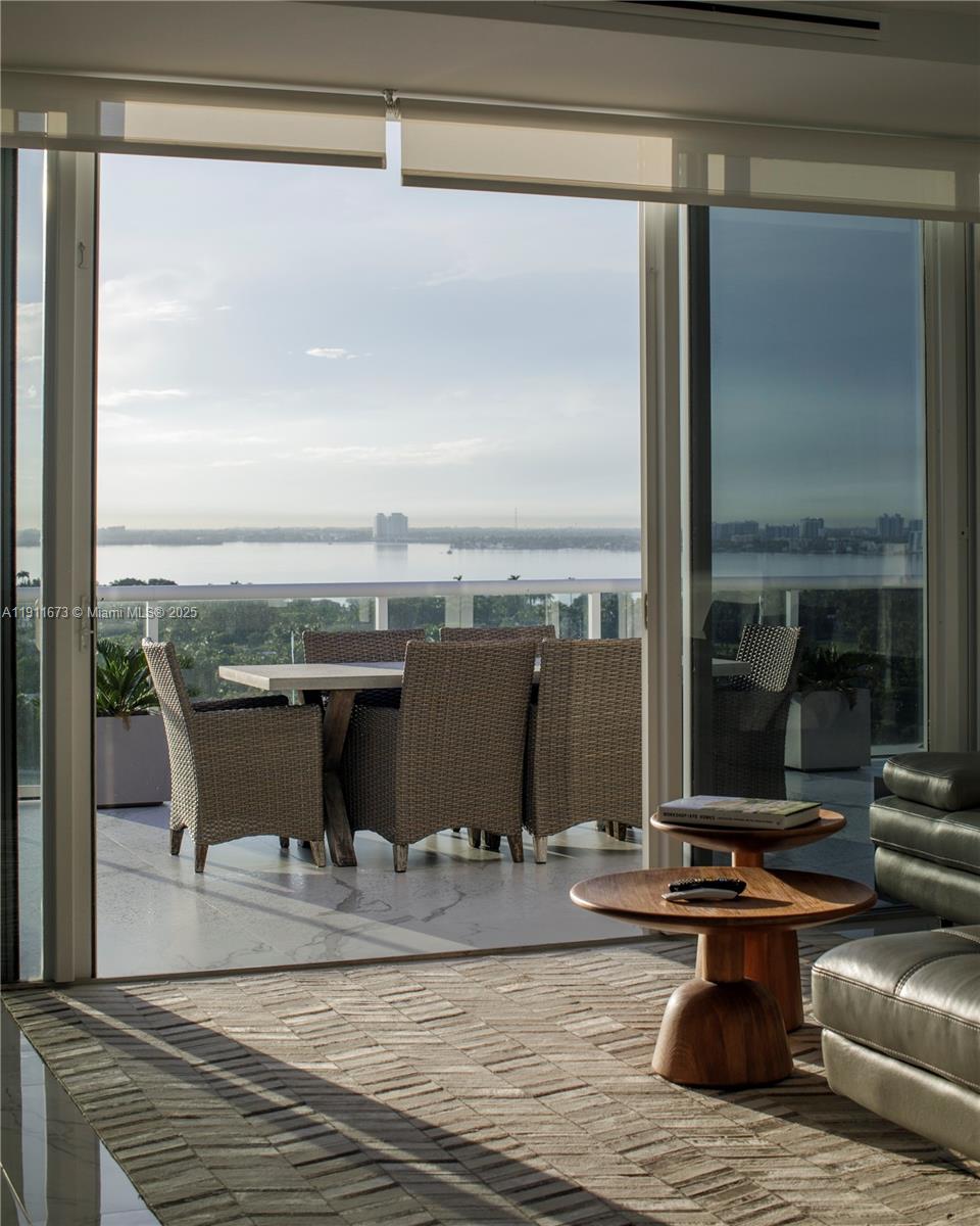 0HE CARRIAGE CLUB SOUTH C - Residential