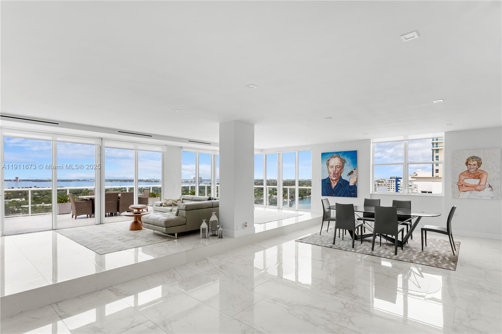 0HE CARRIAGE CLUB SOUTH C - Residential