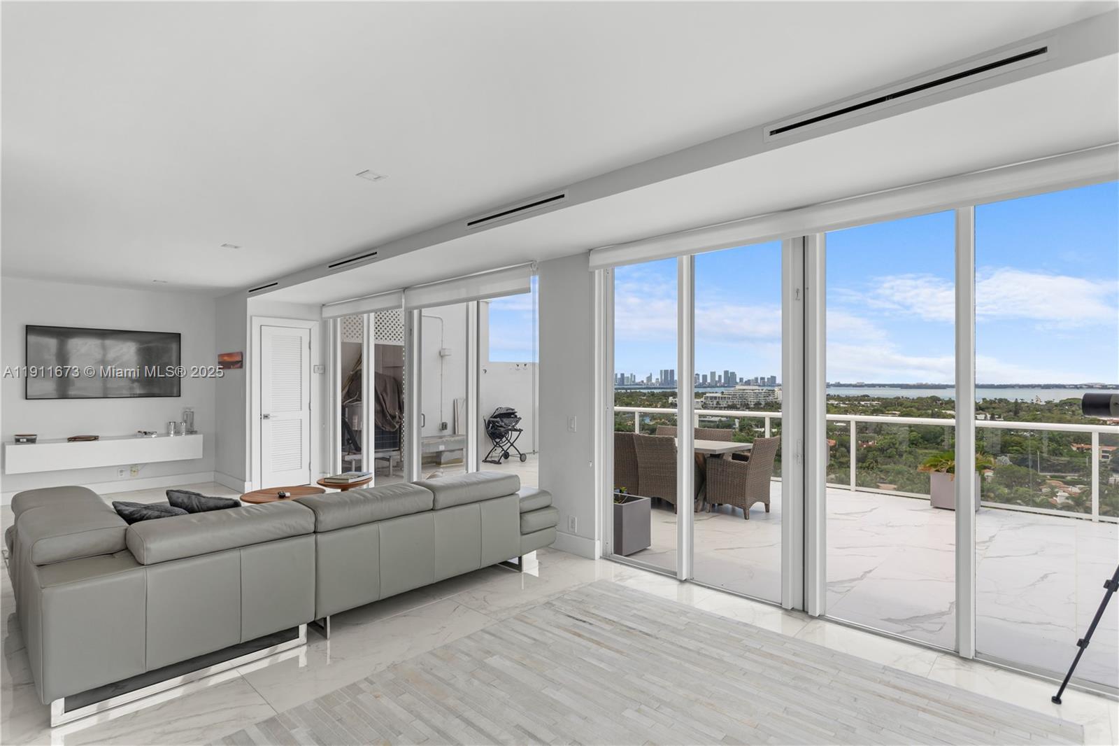 0HE CARRIAGE CLUB SOUTH C - Residential