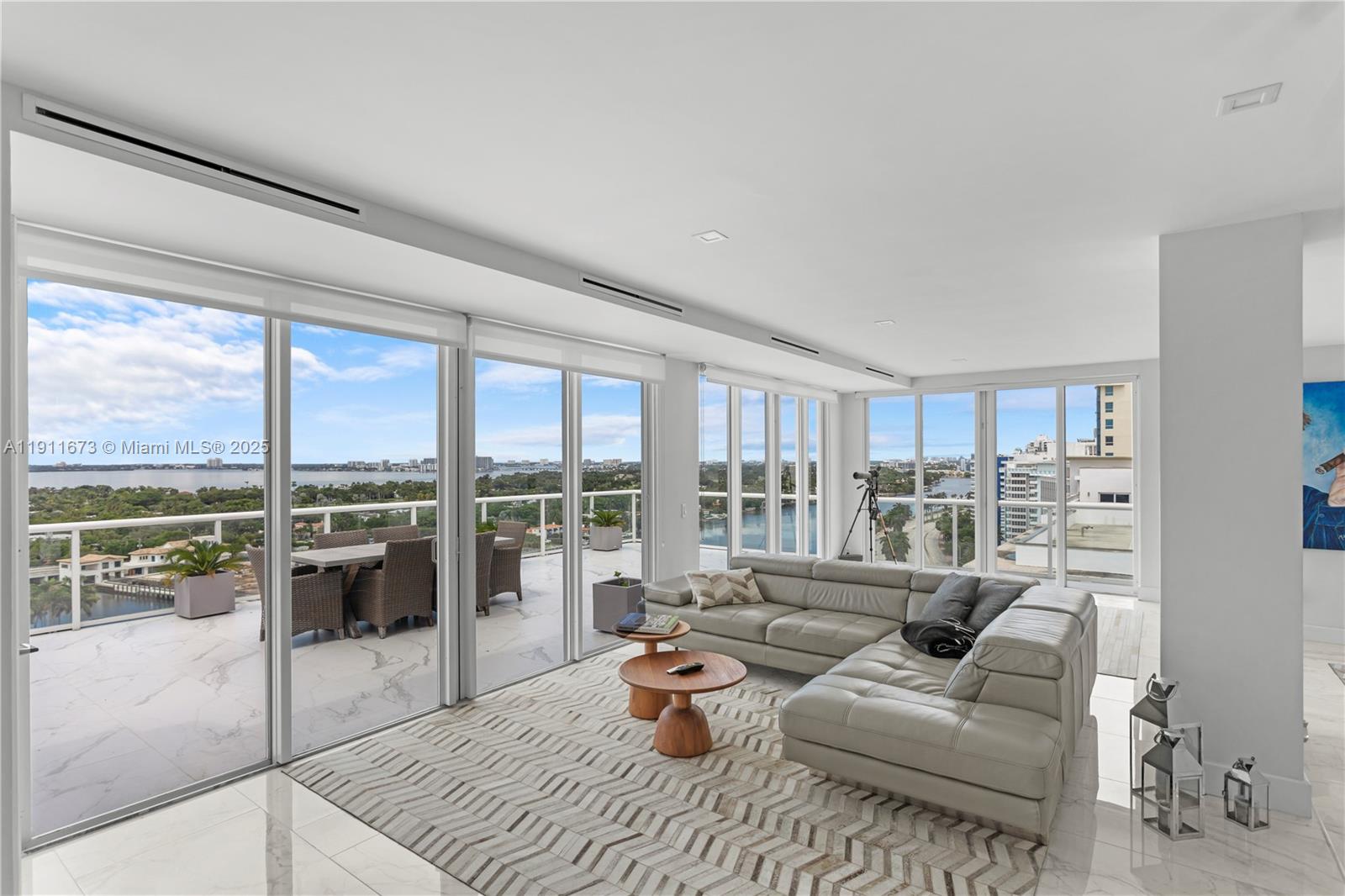 0HE CARRIAGE CLUB SOUTH C - Residential