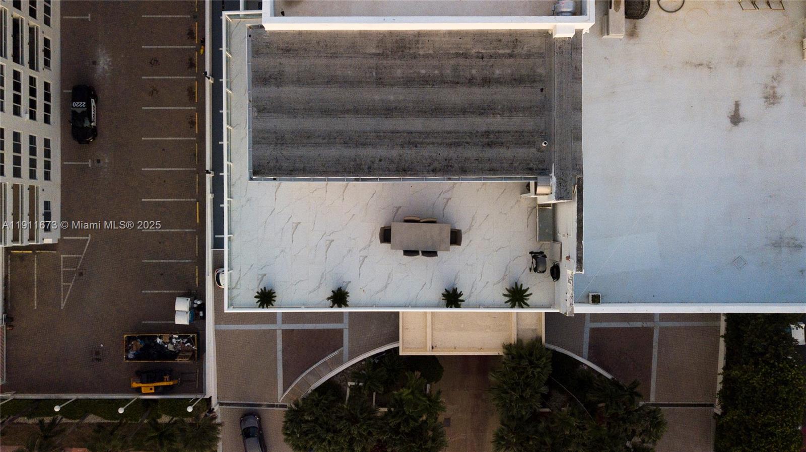 0HE CARRIAGE CLUB SOUTH C - Residential