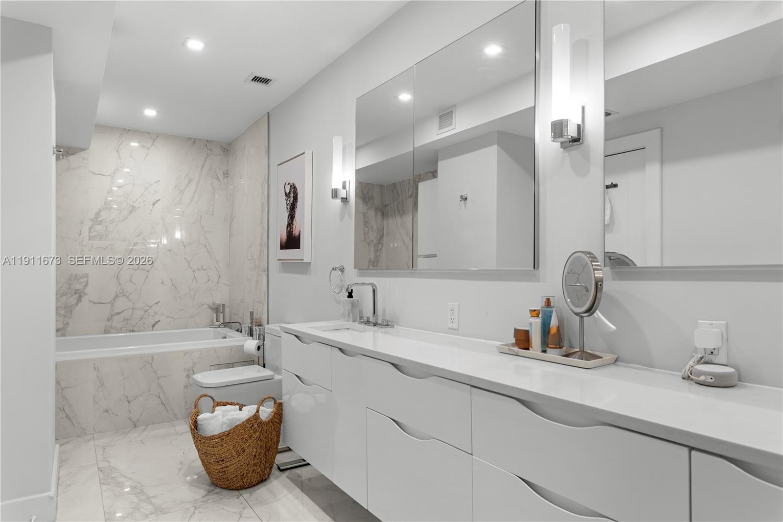 0HE CARRIAGE CLUB SOUTH C - Residential