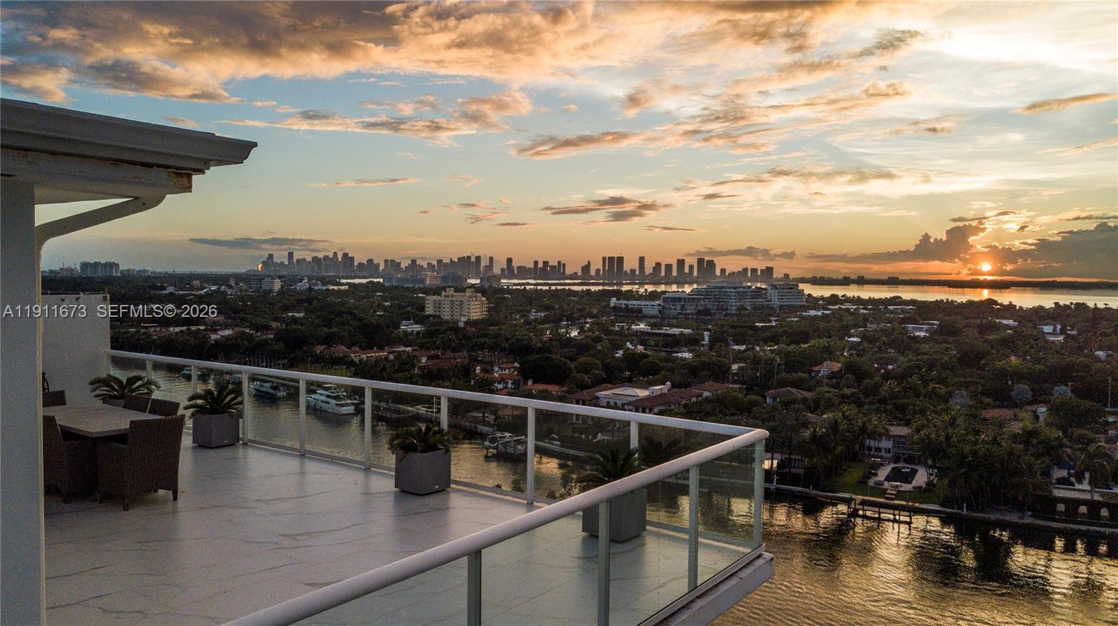 0HE CARRIAGE CLUB SOUTH C - Residential