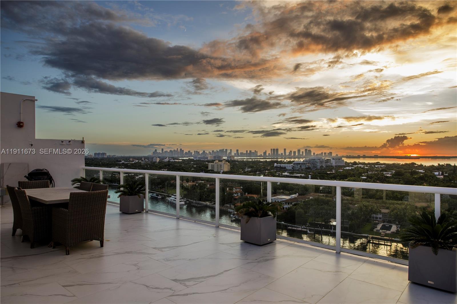 0HE CARRIAGE CLUB SOUTH C - Residential