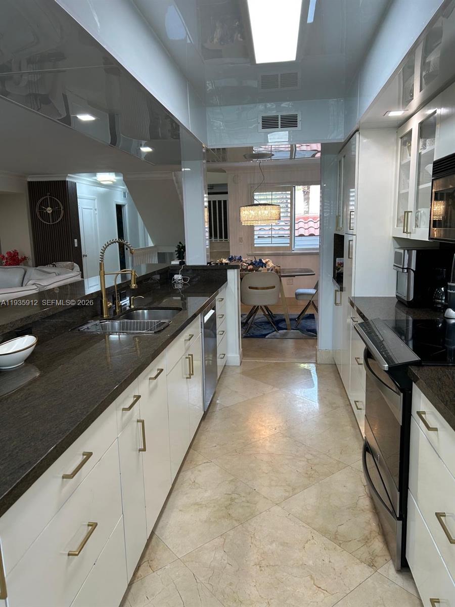 GOLDEN POINTE - Residential