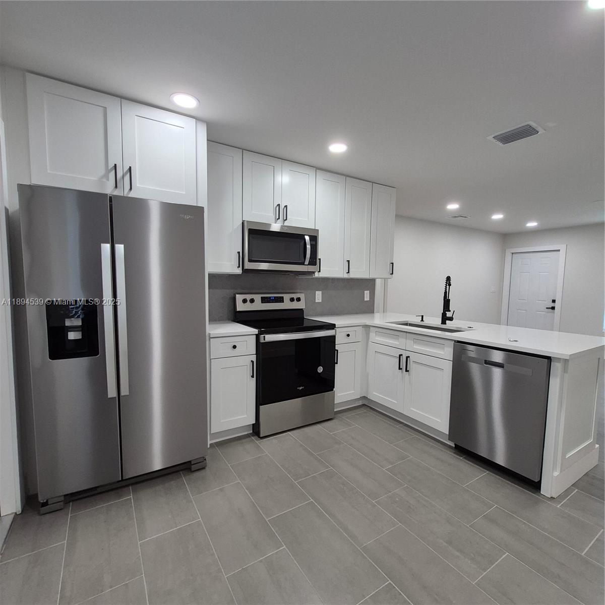 OAKLAND BOULEVARD DEV - Residential Lease