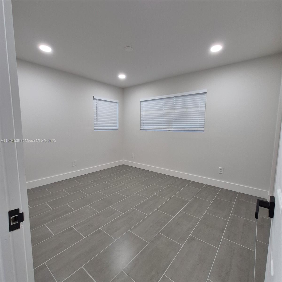 OAKLAND BOULEVARD DEV - Residential Lease