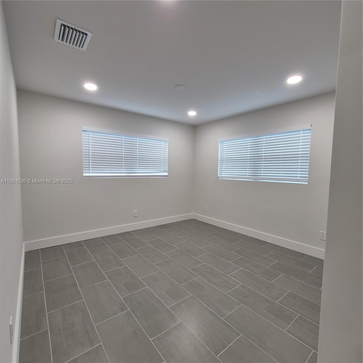 OAKLAND BOULEVARD DEV - Residential Lease