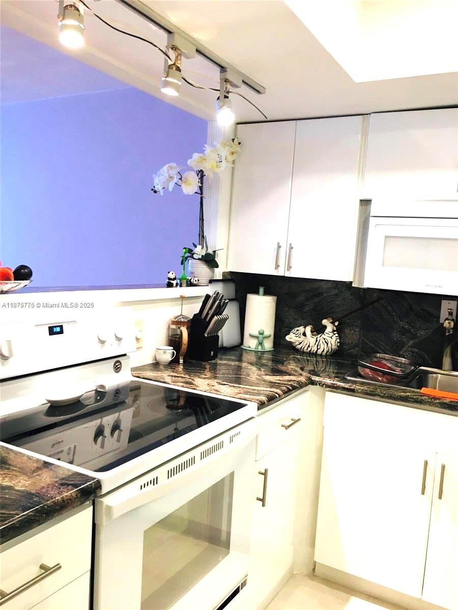 BUCKLEY TOWERS CONDO - EA - Residential