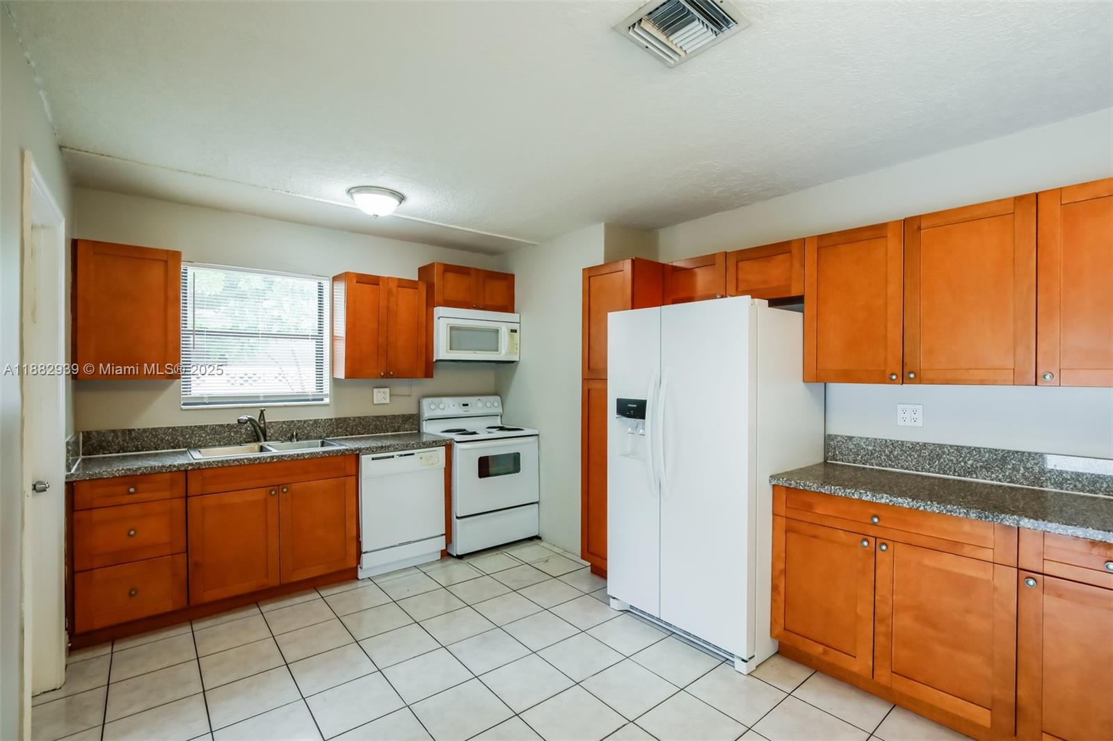 TWIN LAKES HOMES - Residential Lease