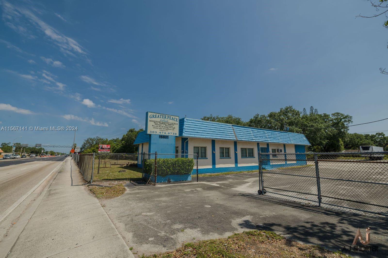 Main image without alt text