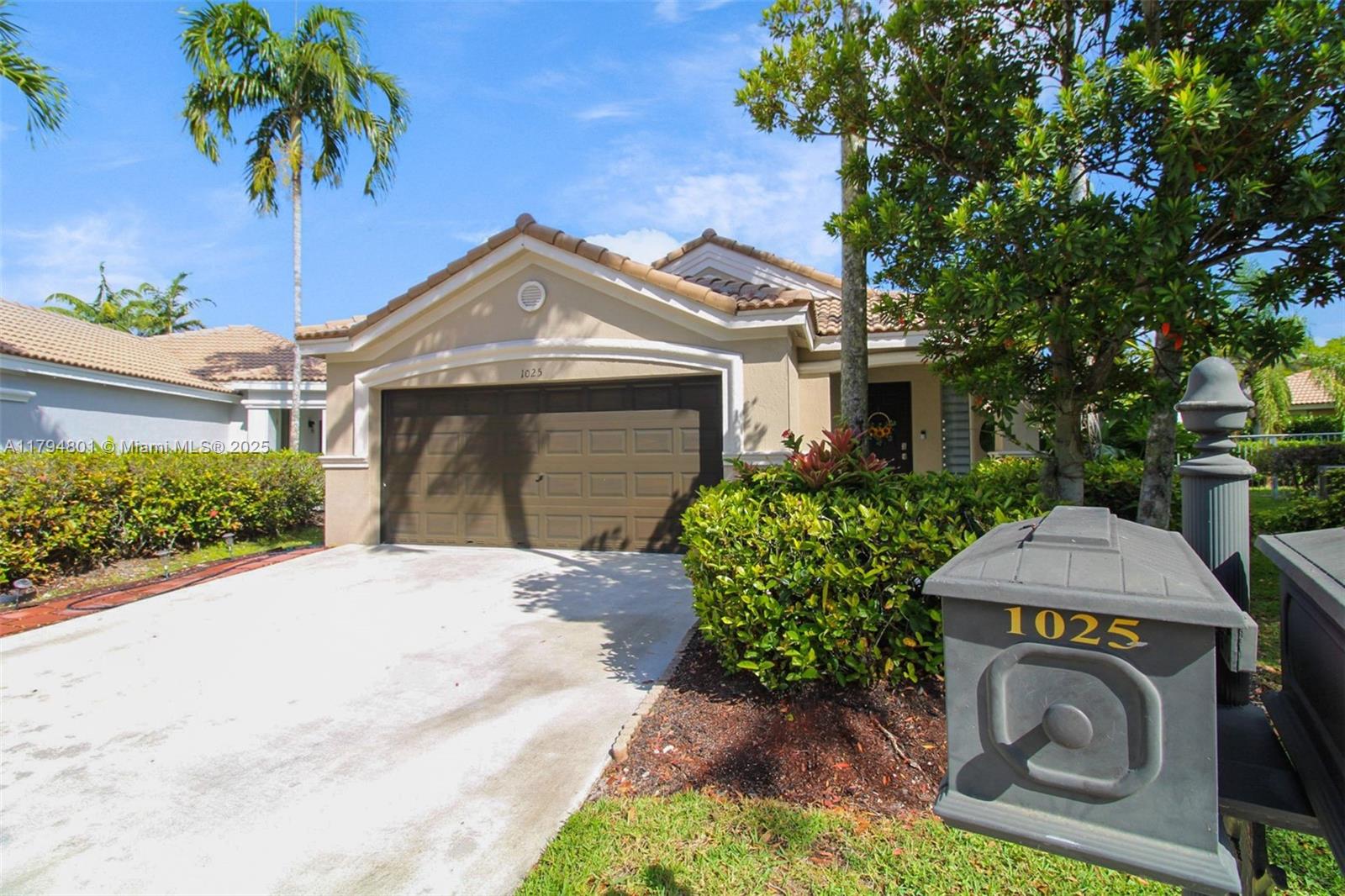1025 Bamboo Ln 1025, Weston, Broward County, Florida - 3 Bedrooms  
2 Bathrooms - 