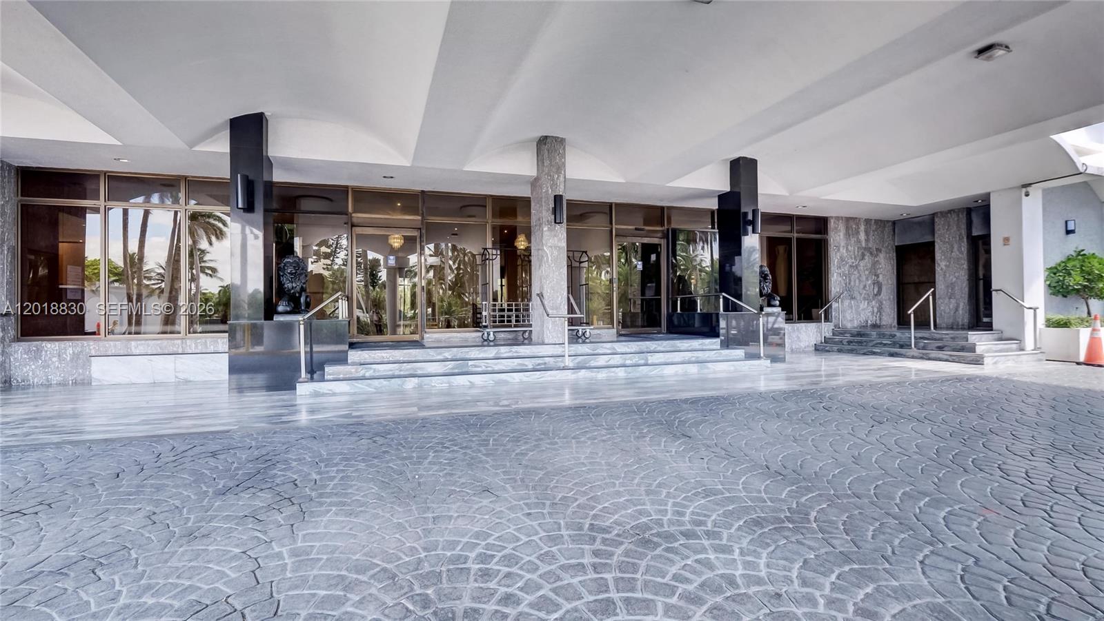 5401 Collins Ave 1126