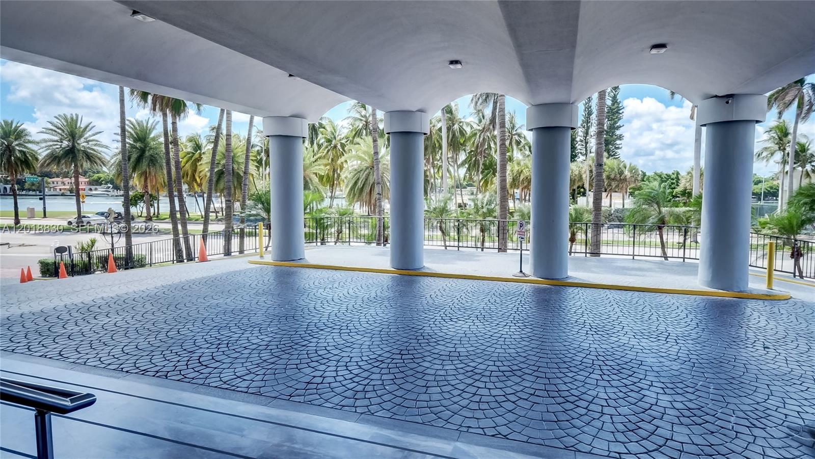 5401 Collins Ave 1126