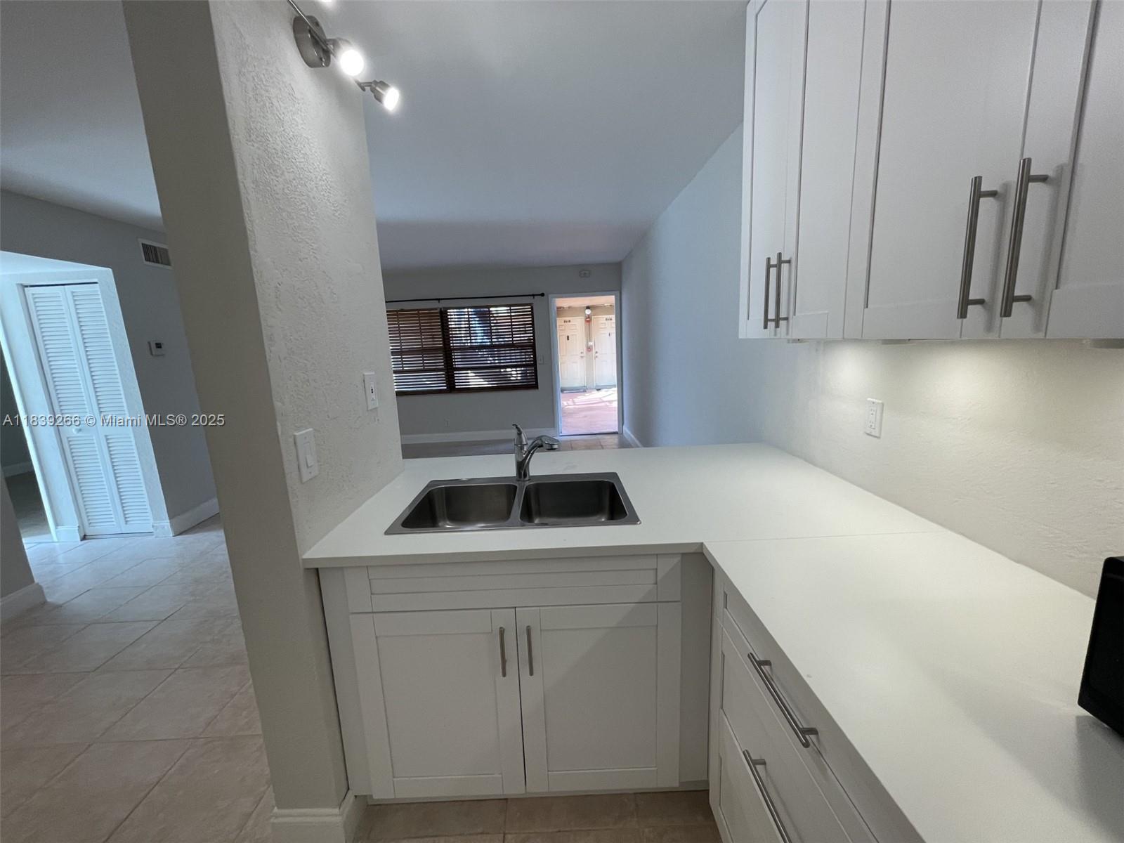 CORAL SPRINGS ESTATE TOWN - Residential Lease