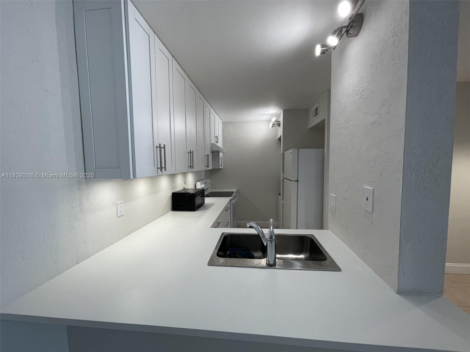 CORAL SPRINGS ESTATE TOWN - Residential Lease