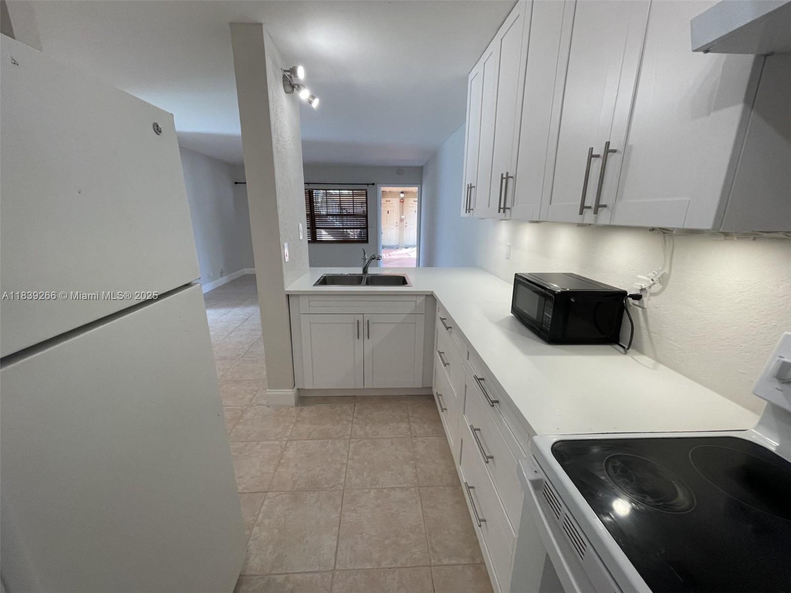 CORAL SPRINGS ESTATE TOWN - Residential Lease