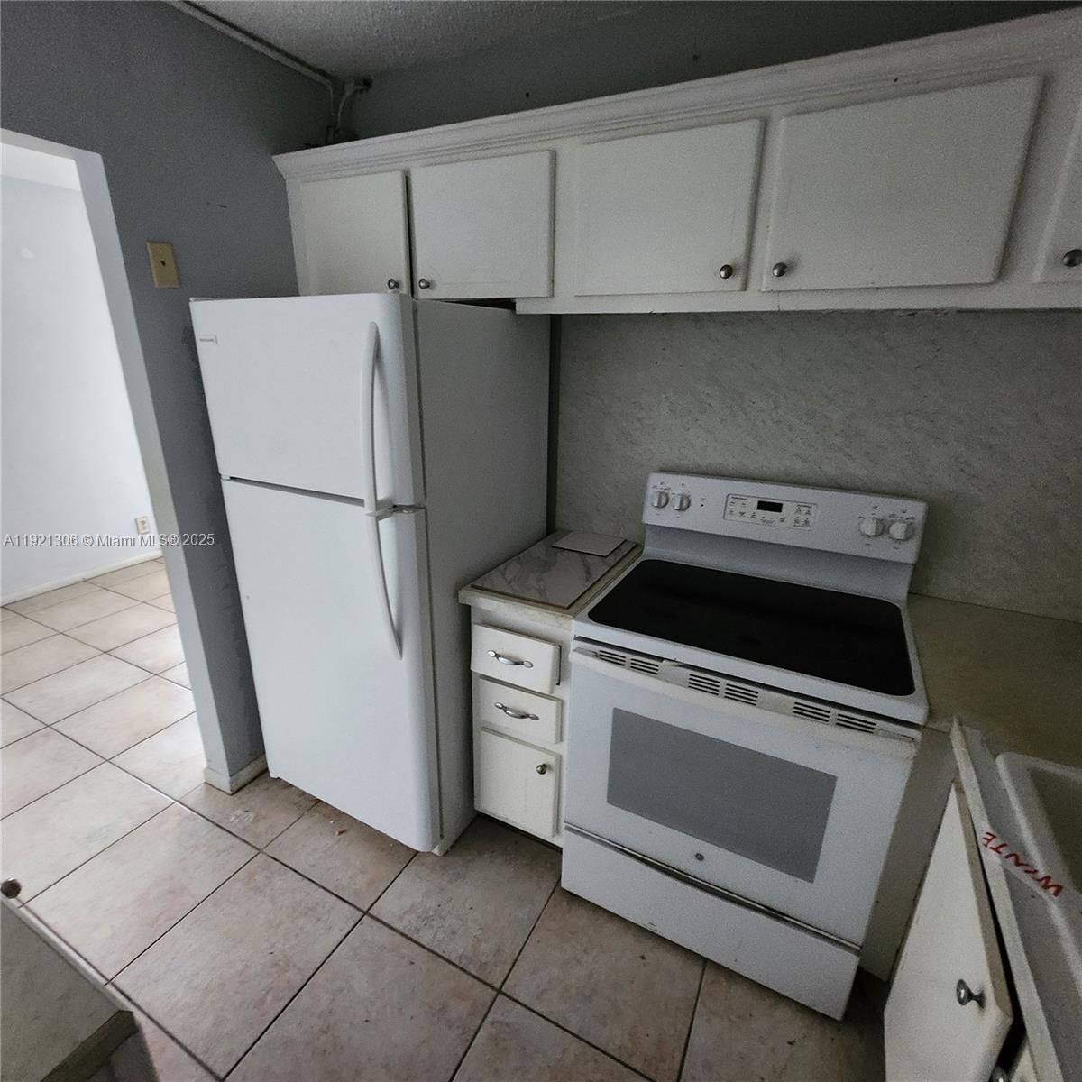 SOUTHAMPTON CONDO - Residential