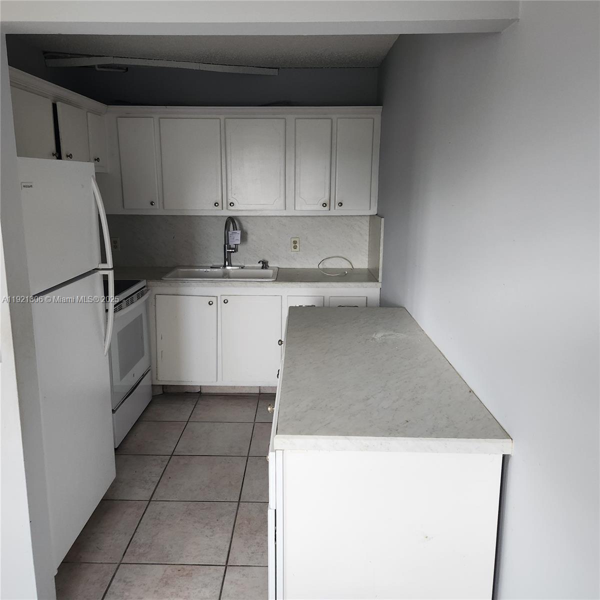 SOUTHAMPTON CONDO - Residential