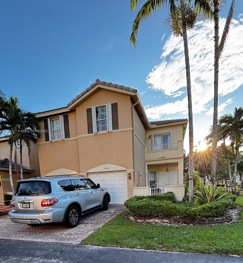 For sale, a beautiful townhouse within the desirable gated community of Las Cascadas in Doral. It is located across from the clubhouse and pool. It has 3 bedrooms and 2.5 bathrooms, family room with a wall-mounted TV, 2 car garage, and 2 parking at the driveway.