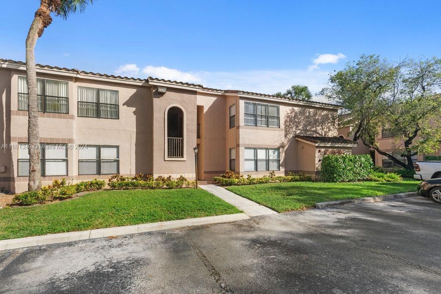 GREAT 2/2 FIRST FLOOR APARTMENT,  WITH WALKING CLOSET IN BOTH BEDROOMS, TILE IN ALL LIVING AREAS, QUARTZ KITCHEN COUNTER TOP, WOOD CABINETS.  WASHER AND DRYER INSIDE THE UNIT. EXCELLENT LOCATION,CLOSE TO EVERYTHING. NOVA DENTAL SCHOOL ACROSS THE STREET.