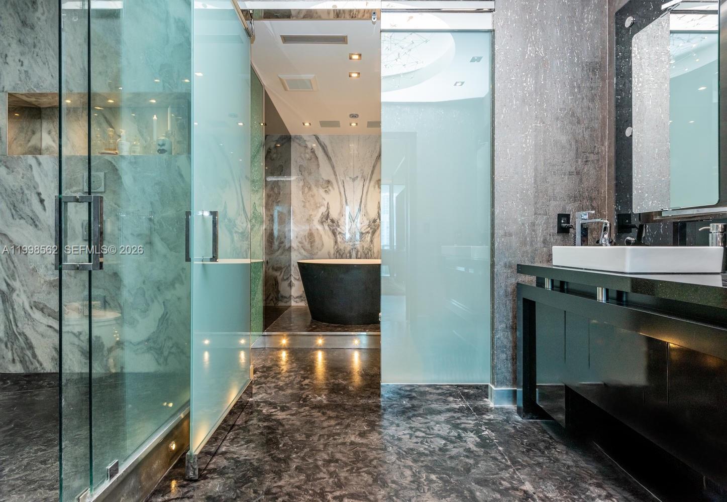 CONTINUUM ON SOUTH BEACH - Residential