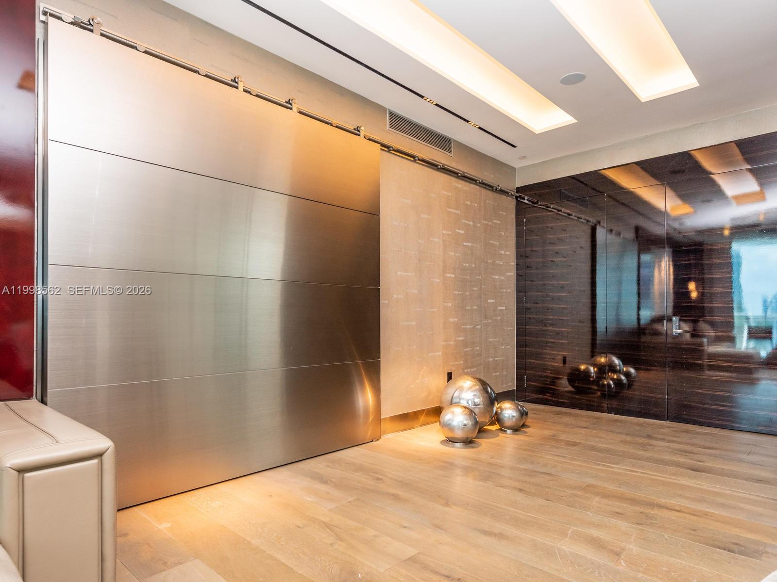 CONTINUUM ON SOUTH BEACH - Residential