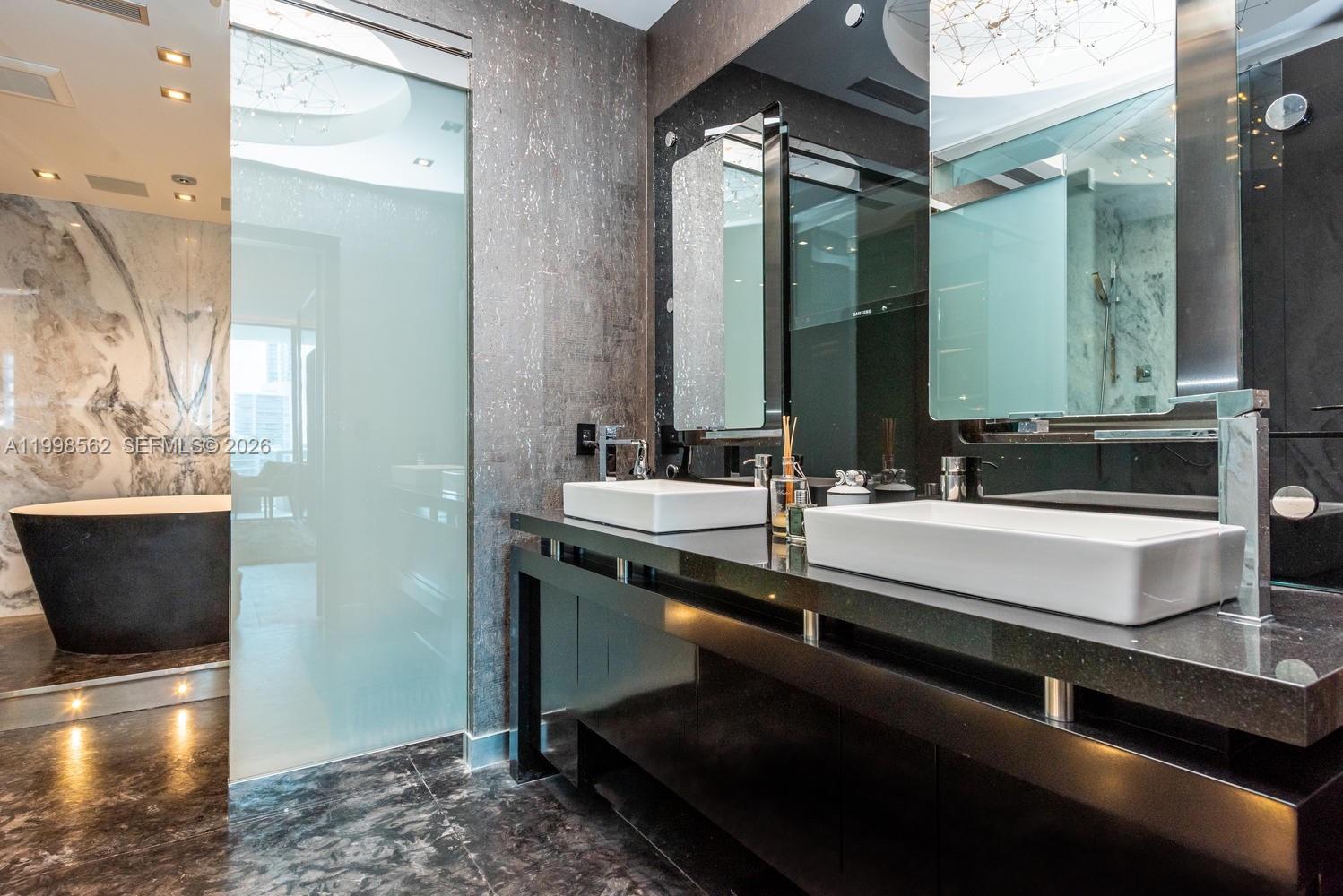 CONTINUUM ON SOUTH BEACH - Residential