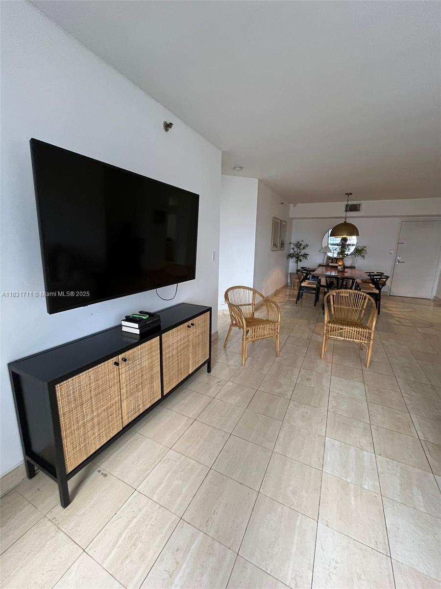 3600 NE Mystic Pointe Dr 1010