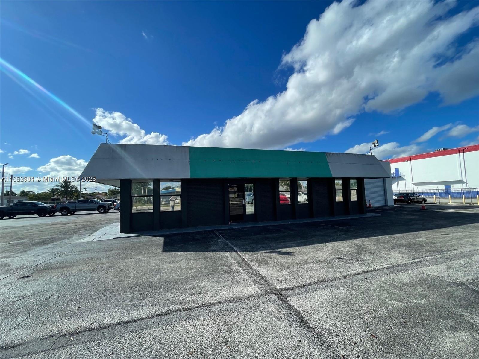 LOCATED RIGHT OFF I-95 AMAZING OPPORTUNITY TO LEASE 1.258 ACRES OF INDUSTRIAL USE! FULLY GATED CALL LISTING AGENT FOR APPOINTMENT!